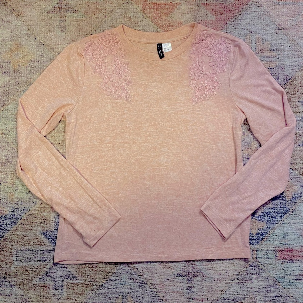 DIVIDED Light Weight Lace Detail Crewneck Sweater